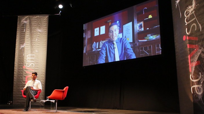 Glenn Greenwald: Glenn Greenwald wurde aus Rio per Videokonferenz zur AcTVism-Veranstaltung übertragen. Die Fragen stellte Zain Raza.