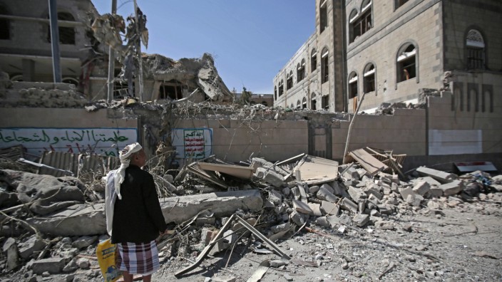 Bürgerkrieg: Nach dem Luftangriff der saudischen Militärkoalition sind die Gebäude um den Präsidentenpalast zerstört.