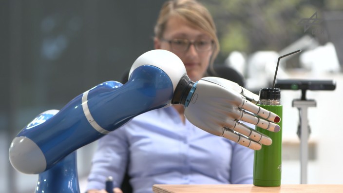Neue Technologie: Das Reichen eines Getränks ist eine typische Roboterfähigkeit.