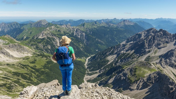 Wanderin blickt auf Berge und Alpen Blick vom Hochvogel rechts Kleiner Roßzahn Allgäu Allgäuer H