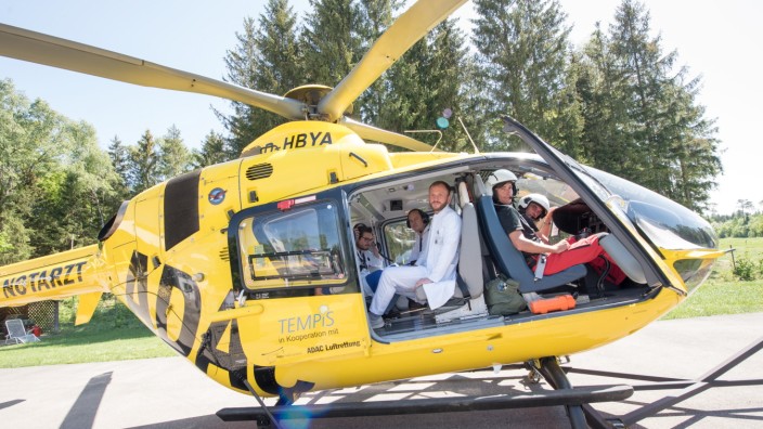 Gesundheit: Mit dem Hubschrauber fliegen die Spezialisten aus dem Harlachinger Krankenhaus in die Partnerkliniken. Hier ein Bild vom Start der Pilotphase 2018.