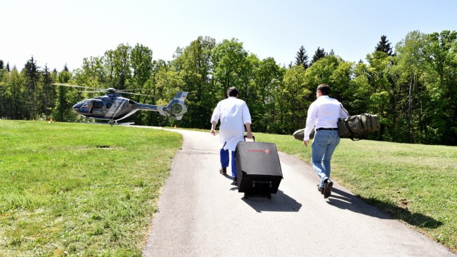 Gesundheit: Ist ein operativer Eingriff notwendig, fliegen Ärzte vom städtischen Klinikum München und vom Klinikum rechts der Isar mit dem Helikopter in die bayerischen Krankenhäuser.