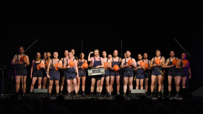 Kultur: Ein ganz besonderer Männerchor - die Münchner Philhomoniker haben sich zum Ziel gesetzt, mit öffentlichen Konzerten die Vorurteile gegen Homosexuelle abzubauen.