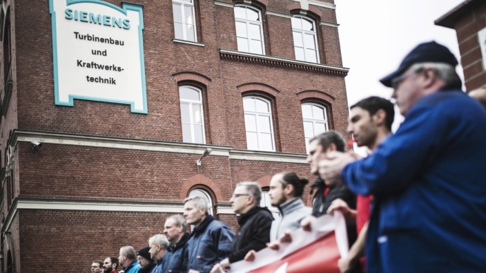 Arbeiter protestieren vor dem Werk von Siemens aufgenommen in Goerlitz 17 11 2017 Laut Siemens so