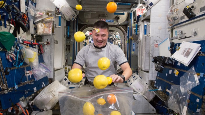 Fresh fruit for NASA's astronauts, ISS - 25 Aug 2015