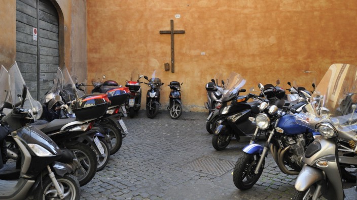 Religion und Laizismus: Allgegenwärtig in Europa: das Kruzifix. Wie hier, in einer Seitengasse in Rom.