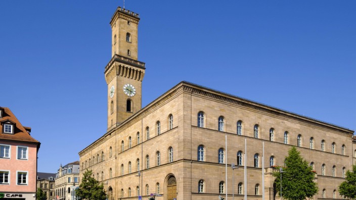 Fürth hat mehr als 2000 Baudenkmäler, der Turm des Rathauses etwa erinnert an den Palazzo Vecchio in Florenz.