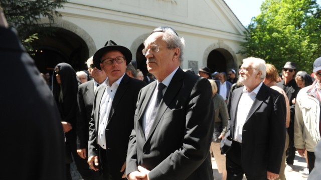 Trauerfeier: Auch der ehemalige Münchner Bürgermeister Christian Ude ist auf dem jüdischen Friedhof dabei.