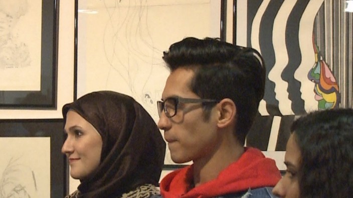 Am Künstlerstammtisch: Islam, Fazel und Nastaran (von links) an ihrem Stand bei "Heimische Künstler stellen aus".
