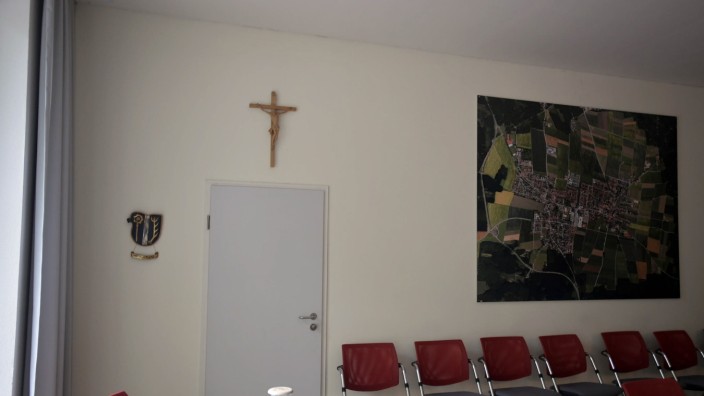 Kreuze in Behörden: Unstrittiges Symbol: Kreuz im Sitzungssaal des Rathauses von Höhenkirchen-Siegertsbrunn.