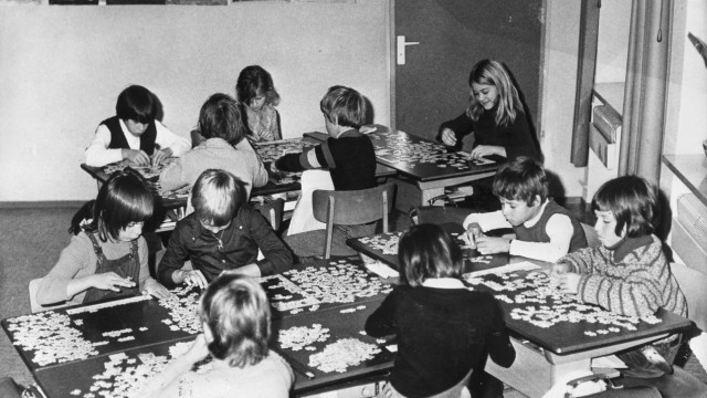 Schüler beim Puzzlen, 1972