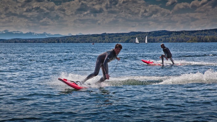 Freizeit: Surfen ohne Wind und Welle: Reto Lamm (vorn) und Bretter-Produzent Markus Schilcher kurven mit Elektromotor über den Starnberger See.