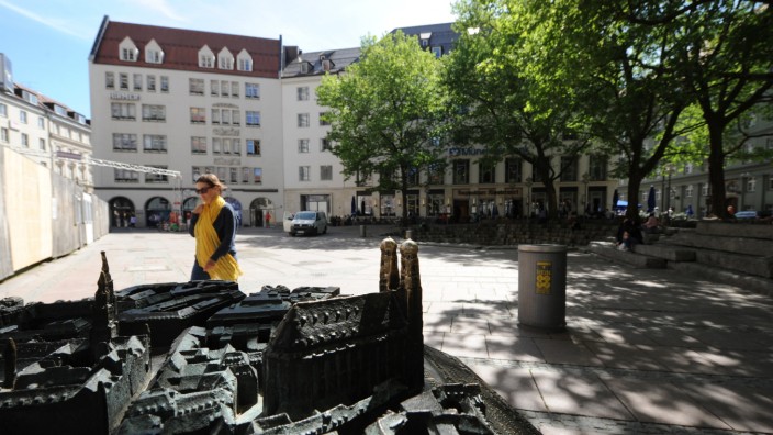 Altstadt: Unter Bäumen versteckt: Der Brunnen zwischen Dom und Polizeipräsidium soll vier zusätzliche Becken bekommen, der gesamte Platz soll einladender wirken.