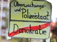 Demonstration gegen das Polizeiaufgabengesetz in Nürnberg  - eine Teilnehmerin beklagt mit einem Protestschild das Ende der Demokratie.