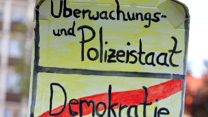 Demonstration gegen das Polizeiaufgabengesetz in Nürnberg  - eine Teilnehmerin beklagt mit einem Protestschild das Ende der Demokratie.
