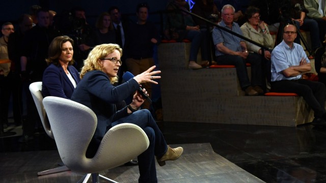 Debatte in Dorfen: Die bayerische SPD-Vorsitzende Natascha Kohnen (rechts) und Ministerin Ilse Aigner auf dem Podium in Dorfen.