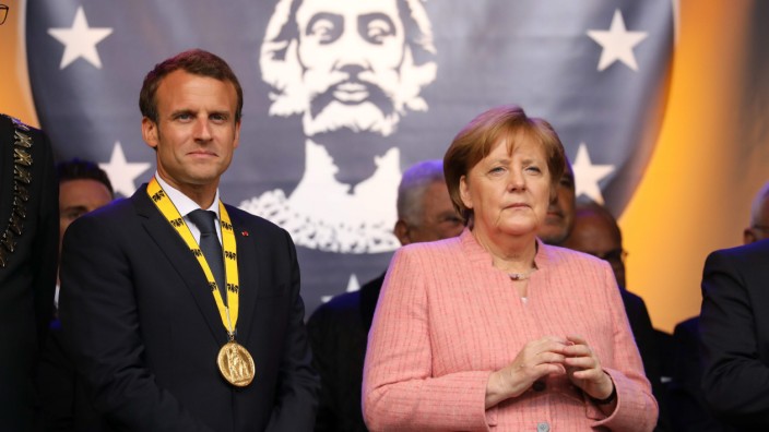 Atomabkommen mit Iran: Emmanuel Macron mit Angela Merkel bei der Verleihung des Karlspreises am Donnerstag in Aachen.