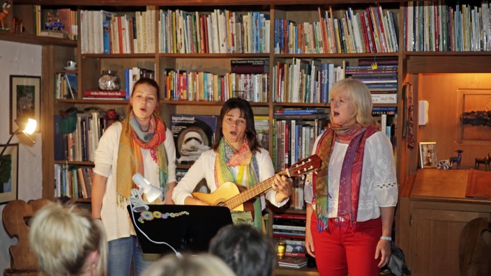 Kultur in der Grabenmühle: Erster Auftritt des Trios "Bajoabe": Johanna Lexa, Barbara Lexa und Bettina Pfluger (von links).