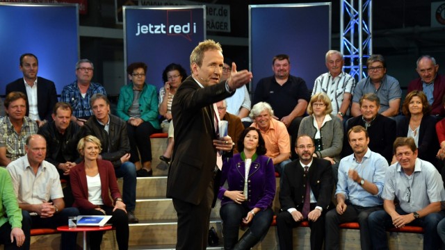 Debatte in Dorfen: Rund 130 Zuhörer waren gekommen, darunter auch CSU-Bürgermeister Heinz Grundner (vordere Reihe dritter von rechts). Moderator Tilmann Schöberl leitete die Sendung.
