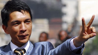 Konflikt auf Madagaskar: Oppositionsführer Andry Rajoelina zeigte sich am Wochenende siegessicher. Seine Übergangsregierung hat Haftbefehl gegen Präsident Ravalomanana ausgestellt.