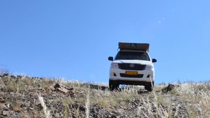 Ein Toyota Hilux in der Steppe des afrikanischen Landes Namibia.