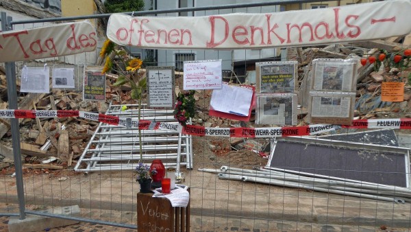 Wo früher das Uhrmacherhäusl in Giesing stand, sind nun Protestnoten angebracht.