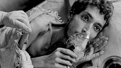 Tropenkrankheiten: Eine Aufnahme des Fotografen James Nachtwey zeigt einen Tuberkulosepatienten. Das Bild soll im Rahmen einer Kampagne auf die "Extrem medikamentenresistente Tuberkulose" hinweisen.
