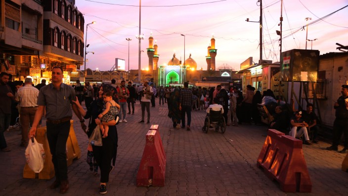 Irak: Weder Sicherheit, noch zumindest die grundlegendsten Dienstleistungen bietet den Irakern ihr Staat: der belebte Platz vor der schiitischen Imam Musa al-Kadhim-Moschee in der Hauptstadt Bagdad.