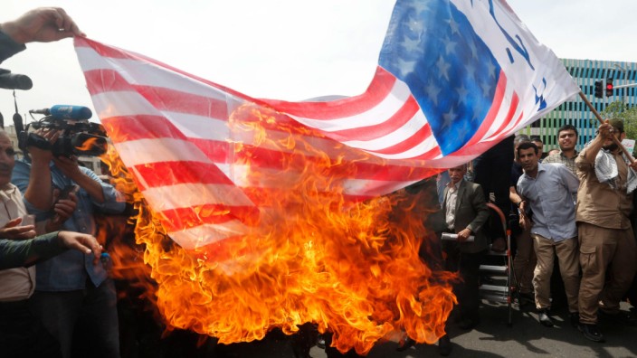 Europa und das Iran-Abkommen: Demonstranten in Iran verbrennen eine US-Flagge als Reaktion auf Donald Trumps Entscheidung, das Atomabkommen aufzulösen.