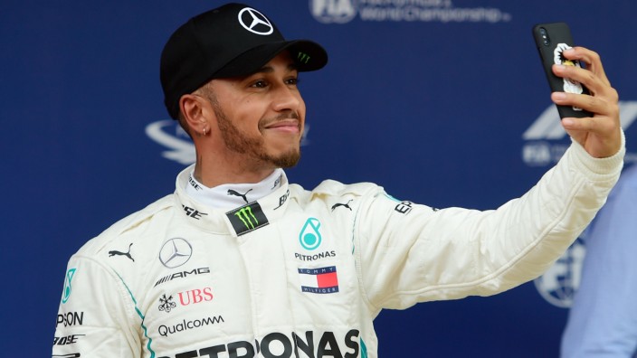 Qualifying: Bitte lächeln: Lewis Hamilton freut sich über seine Pole Position in Spanien.