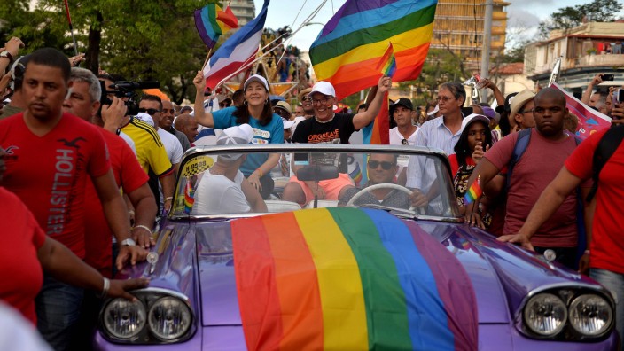 Kubanische Regierung: Mariela Castro (mitte), die Tochter des früheren kubanischen Präsidenten Raul Castro nimmt gemeinsam mit dem Direktor des nationalen Zentrums für Sexualkunde an einer Gay Pride Parade in Havanna teil.