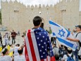 Ein Israeli hüllt sich in Jerusalems Altstadt in eine US-Flagge.