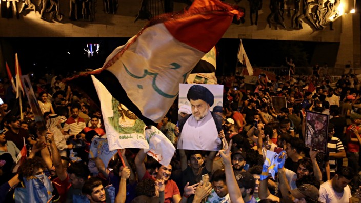 Parlamentswahl: Auf dem Tahrir-Platz in Bagdad jubeln die Anhänger des Schiiten-Predigers Moqtada al-Sadr.