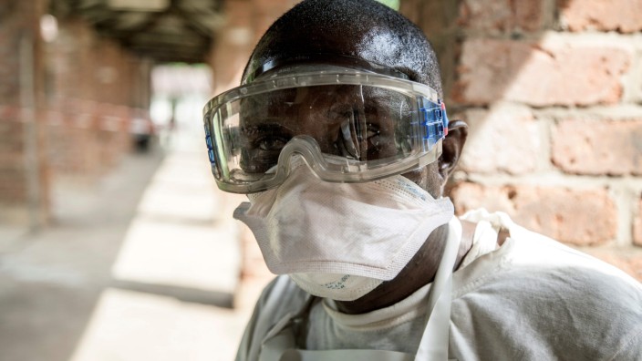 Infektionskrankheiten: Ein Mitarbeiter des Krankenhauses in Bikoro, dem Zentrum des aktuellen Ebola-Ausbruchs, 500 Kilometer nordöstlich der Hauptstadt Kinshasa.