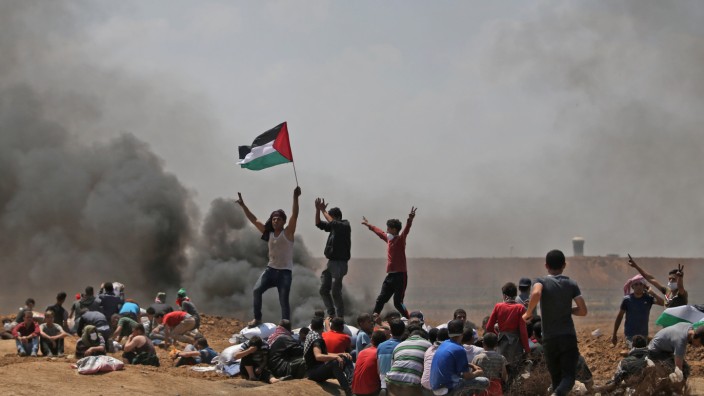 Leserdiskussion: Schon Stunden vor der offiziellen Eröffnung strömen Tausende Palästinenser an die israelische Grenze.