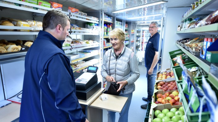 Versorgung: Vor allem für Senioren ist der rollende Lebensmittelmarkt eine Hilfe.