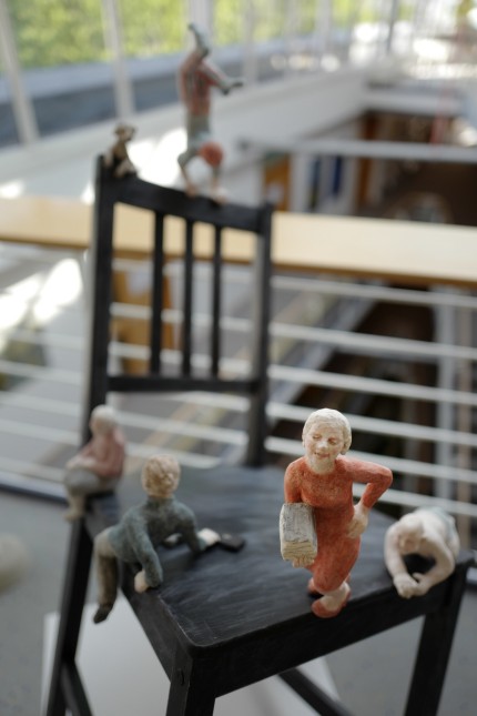 Ausstellung: Uta Riess platzierte ihre Miniaturfiguren auf einem Stuhl.