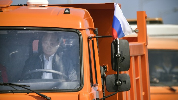 Landverbindung zu Russland: Am Steuer: Russlands Präsident Wladimir Putin überquert bei der Einweihung als erster die neue Krim-Brücke.
