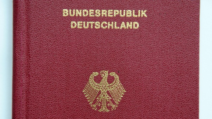 Einbürgerung: Gefragtes Dokument: Fast 4000 Menschen haben 2017 beim KVR erfolgreich einen deutschen Pass beantragt.