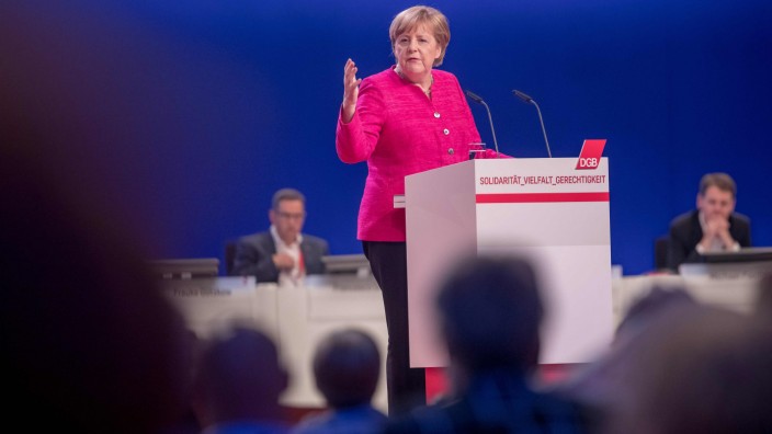 DGB-Kongress: "Digitale Tagelöhner" wolle sie nicht, sagt Kanzlerin Angela Merkel. Und reckt, bevor sie den Saal verlässt, die Faust.