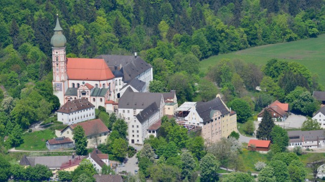 Promi-Tipps für München und Bayern: Das Kloster Andechs ist ein begehrtes Ausflugsziel - für Oliver Pötzsch allerdings ist es mehr als das: Hier spielt einer seiner Henkerstochter-Romane, hier macht er auch immer wieder literarische Spaziergänge mit Lesern.