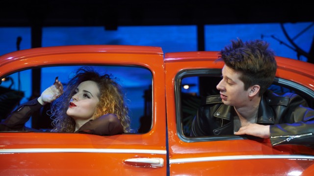 Musical: Den schlüpfrigen Wolle-Petry-Schlager "Gianna (Liebe im Auto)" setzen Dorina Garuci und Thomas Hohler in einem klapprigen Käfer in Szene.