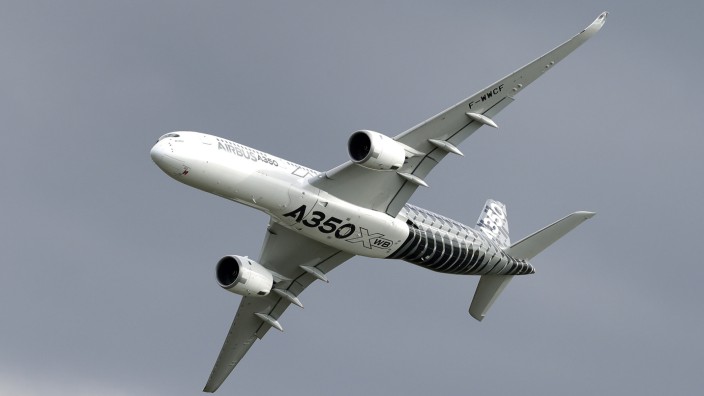 Streit zwischen Flugzeugherstellern: Ein Airbus A350 in der Luft: Um Beihilfen für Flugzeuge dieses Typs geht es in dem Streit unter anderem.