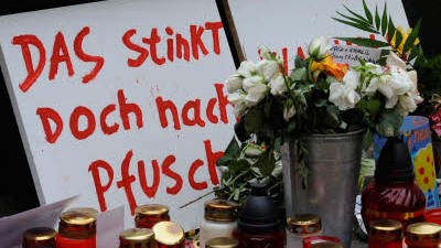 Einsturz des Kölner Stadtarchivs: In der Nähe der Unglücksstelle drücken Bürger ihren Ärger und ihre Zweifel aus