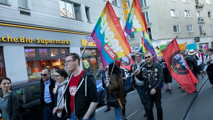 Münchens Schwule, Lesben, Transsexuelle und Intersexuelle demonstrieren im Glockenbachviertel gegen homophobe Gewalt.