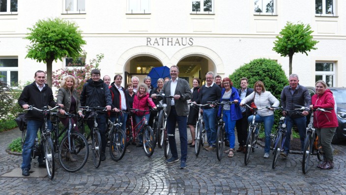 Mobilität: Lächeln fürs Gruppenfoto: Vor der Sitzung posierten die Gemeinderäte und Bürgermeister Christian Kuchlbauer (Mitte) gemeinsam mit ihren Fahrrädern. In der Sitzung hagelte es dann Kritik von allen Seiten an der Arbeit der Rathausverwaltung.