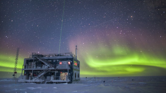 Umwelt: Polarlichter über dem Südpol - dort, wo das Ozonlocht am größten ist.