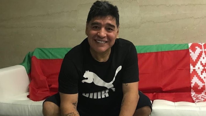 Diego Maradona: Zwei Uhren, ein Stift: Diego Maradona besiegelt sein Engagement beim weißrussischen Klub Dinamo Brest.
