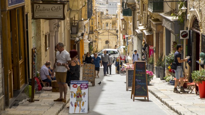 Malta Valetta Elektrotaxis in der Altstadt Cafe an der Lucias s Street *** Malta Valetta Electri