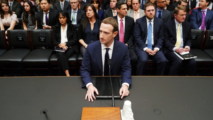 Facebook: Im US-Repräsentantenhaus kam Zuckerberg ins Schwitzen.